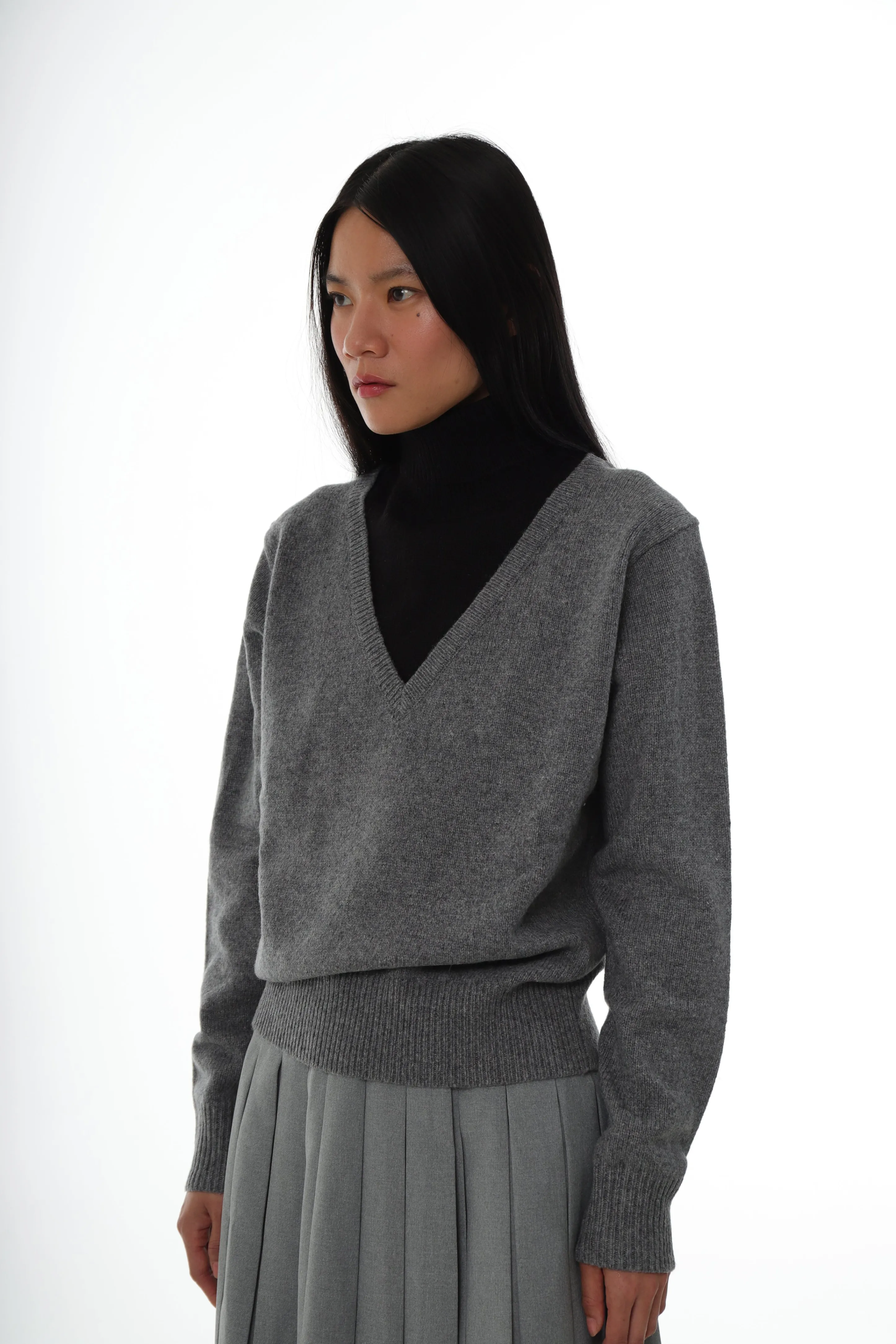 BAMBOO SWEATER IN CHARCOAL